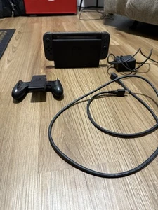 Nintendo Switch Console - Picture 1 of 4