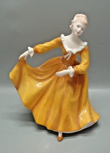 Royal Doulton BELLA STATUETTA DONNA Kirsty HN 4783 altri articoli qui - Foto 1 di 2