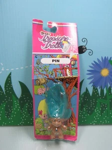 PIN TROLL - 1 3/4" Ace Treasure Troll - NUOVO SU CARTA - Raro - Foto 1 di 5