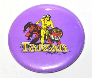 1975 EDGAR RISO BURROUGHS TARZAN BOTTONE PINBACK 3 1/2 POLLICI - Foto 1 di 4