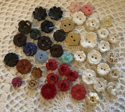 Small   VINTAGE   Fancy   Plastic  BUTTONS   -  Z-174 - Image 1 of 4