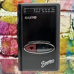 SANYO Model # MGR63 Lettore di cassette stereo FM/AM portatile SOLO RADIO FUNZIONA vintage - Foto 1 di 23