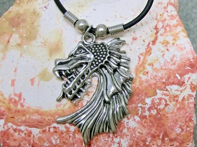Drago Ciondolo Collana Metallo Color Argento Testa di Drago Fantasia Magia - Immagine 1 di 3