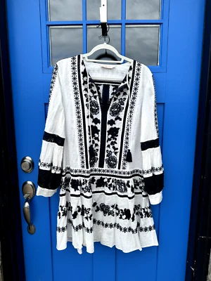 Vestido Tory Burch Gabriella Bordado Ojales Blanco y Azul Marino Algodón Talla Pequeña Foto 1 de 4