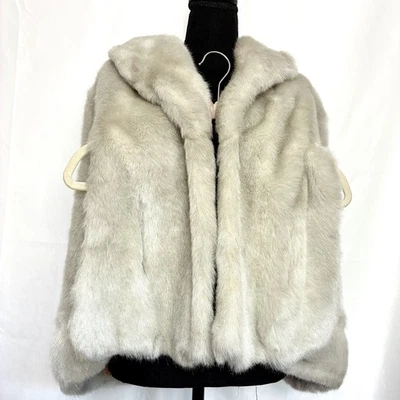 Capa de pele de coelho falsa vintage 1960–1970 cinza estola com bolsos forro de cetim rosa - Imagem 1 de 4