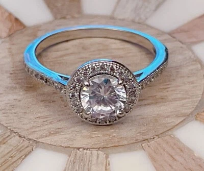 Anillo con halo de circonita cúbica Nadri, tono plateado, talla 6/7 Foto 1 de 4