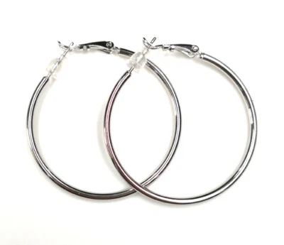 Brincos minimalistas folheados a ouro branco com aro circular Omega Back - Imagem 1 de 4