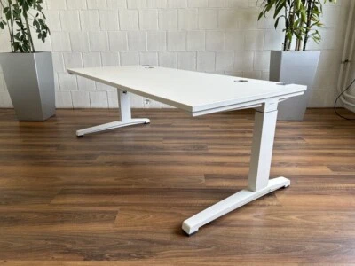 Steelcase Activa Schreibtisch 180x80 4 Kabeldurchführungen weiß - Bild 1 von 4