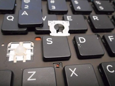 SINGLE KEY CAP+PLASTIC CLIP DELL PRECISION 7710 P/N 383D7 MODEL SN7232BL, HIAA 9 - Image 1 of 4