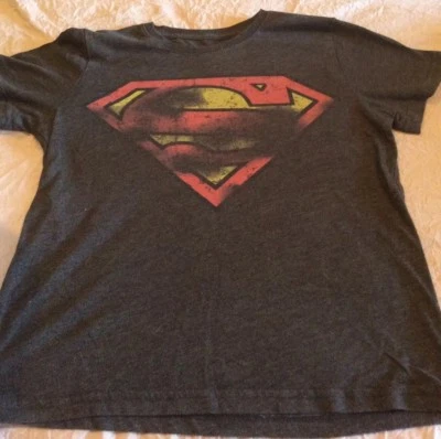 Camiseta de manga corta con logo de Superman negro de DC Comics de Epic Threads para niños Mediana Foto 1 de 4