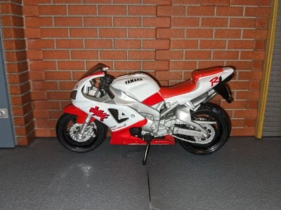 Красно-белая модель мотоцикла Maisto 1:18 Yamaha R1 - Изображение 1 из 4