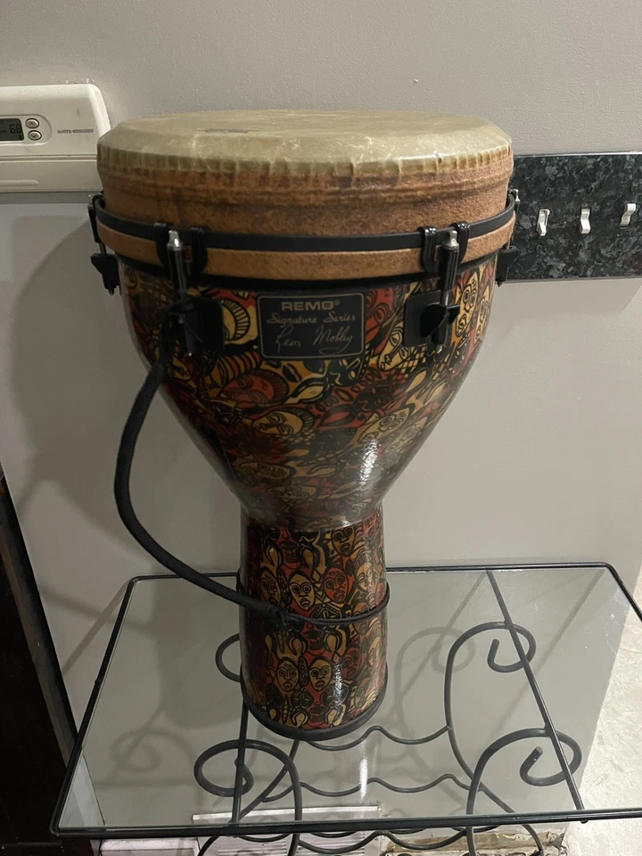 Remo Signature Djembe Tambor Leon Mobley Fiberskyn 3 Reno Tambor Mondo Mo-Fa Cabezal Foto 1 de 4
