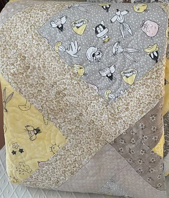 Edredón bebé.  Edredón niña y niño. Edredón bebé Looney Tunes. Amarillo/Beige. 39X39. Foto 1 de 4