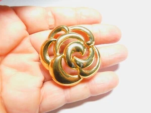 Broche de flores abstracto de metal en tono dorado firmado Napier vintage - Imagen 1 de 4