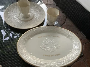 PLATO LENOX CHALLAH Y PLATO SEDAR CON 2 TAZAS KIDUSH EN CAJA - Imagen 1 de 16