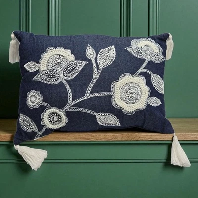 Almohada lumbar de mezclilla azul marino decorativa con cuentas florales blancas bordadas Foto 1 de 4