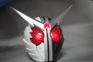 Casco Kamen Rider Doble 1/1 Kamen Resina Portátil Led Cosplay Colmillo Joker Personalizado - Imagen 1 de 7
