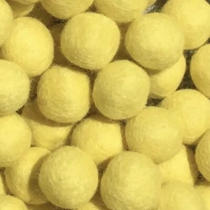 Bolas de fieltro de 2 cm de color amarillo hechas a mano pompones de lana cuentas hágalo usted mismo suministros artesanales - Imagen 1 de 2