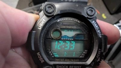 Reloj deportivo digital para hombre negro resistente a golpes 30M luz LCD resistente al agua Foto 1 de 4