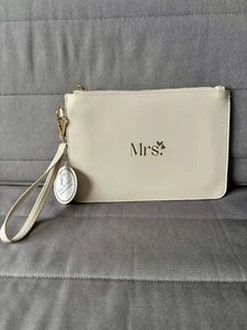 Neu Miss To Mrs "Mrs" Armband beige Reißverschluss elegant Strand Hochzeit Party feminin - Bild 1 von 15