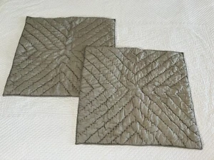 John Robshaw Gris Acolchado Seda Cosido a Mano Euro Almohada Sham Set 2 Usado en Excelente Condición - Imagen 1 de 8