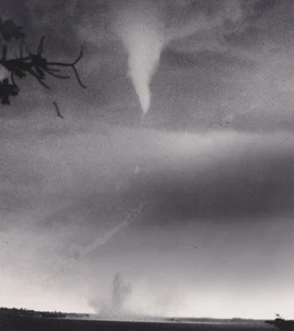 1978 Press Photo Funnel Cloud Turns into Deadly Tornado at Pomona Lake, Kansas - Picture 1 of 2