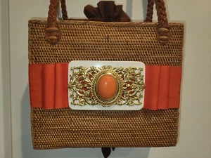 Bosom Buddy Bags, borsa in vimini con fiocco di corallo, accento oro e pietra di corallo. Rattan - Foto 1 di 14