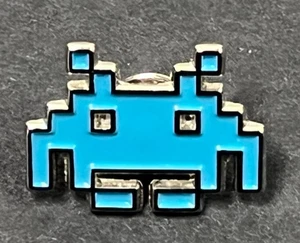 SPACE INVADERS Arcade Video Game Pin Badge - Picture 1 of 2