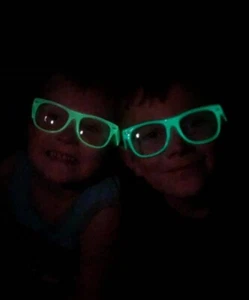 ONE GLOW IN THE DARK KIDS BLUE VINTAGE RETRO CLEAR LENS SUNGLASSES PARTY GLASSES - Picture 1 of 8