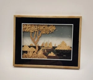 6,5" x 5" gerahmte chinesische Kork Skulptur Schnitzerei Diorama Wandkunst Segelboot Bäume - Bild 1 von 6