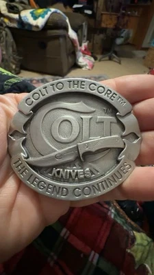 Cuchillos Colt Hebilla de Cinturón, Colt To The Core, The Legend Continues, ¡Nuevo! Foto 1 de 2