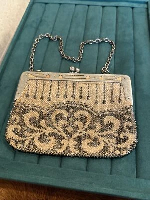 Antiguo bolso victoriano con cuentas de vidrio de los años 20 marco de metal ornamentado GRABADO Foto 1 de 4