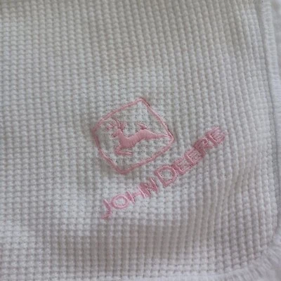 Manta de bebé John Deere con logotipo bordado Kiddy Kats blanca con tejido térmico rosa Foto 1 de 4