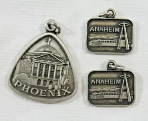 Vintage GCSAA Necklace Charms 1987 Phoenix 1989 Anaheim Golf Course Lot of 3 - Imagen 1 de 3