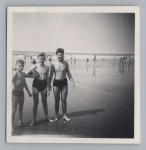 Drei Jungen mit Ball am Meer 1958 - Altes Foto 1950er - Picture 1 of 2
