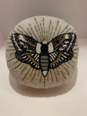 Almohada polilla decorativa vintage con cuentas con detalles blancos, negros con detalles dorados Foto 1 de 4