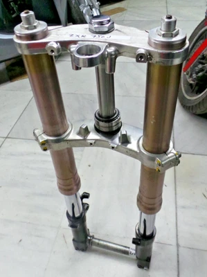 HORQUILLA DELANTERA KAWASAKI ZXR 750 J CON VÁSTAGOS USADA BUEN ESTADO Y HUSILLO MIRAR FOTOS - Imagen 1 de 4
