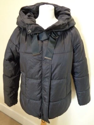 CHAQUETA ACOLCHADA CON CAPUCHA NEGRA KAREN MILLEN CON BOLSILLOS - TALLA PEQUEÑA Foto 1 de 4