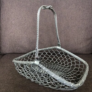 VINTAGE WOVEN WIRE BASKET TRUG WITH HANDLE - Hand Made- 14” X 9” - Picture 1 of 16