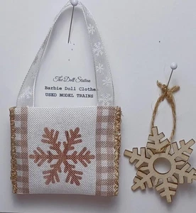 EINKAUFSTASCHEN FÜR BARBIE - BAUERNHAUS MIT SCHNEEFLOCKENORNAMENT AUS HOLZ - Bild 1 von 1