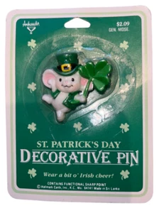 Hallmark St Patrick's Day Shamrock Mouse in Green Brooch or Lapel Pin on Card - Picture 1 of 2