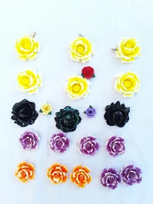Lote de 21 cabujones y colgantes florales de plástico y arcilla Foto 1 de 4