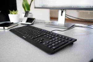 USB Keyboard CHERRY KC 1000 - Adjustable Tilt - Ultra-Quiet Keys - Picture 1 of 7