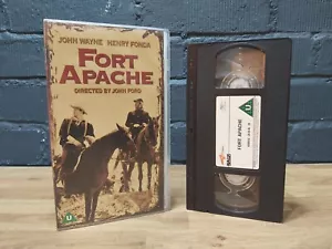 Fort Apache - John Wayne - Henry Fonda - PAL VHS Video Tape Country Western Film - Foto 1 di 5