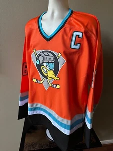 Neu ohne Etikett NHL Mighty Ducks Charlie Conway #96 bestickt Herren Hockey Trikot (XL) - Bild 1 von 6