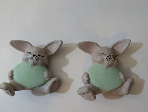 Set 2 coniglietti coniglietti pasquali vintage in ceramica con cuore verde menta 2,75" - Foto 1 di 19