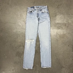 Pantalones de mezclilla vintage años 90 Y2K Levi’s 501 pierna recta lavado medio para mujer 28x29,5 - Imagen 1 de 12