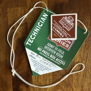 Serie División Americana 2002 Yankees Braves cámara prensa club pase con pin - Imagen 1 de 4