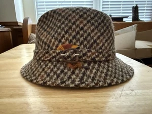 Vintage Hahnentritt Fedora Herren 7 1/8 Med. Starre Krempe mit Band & Feder edel - Bild 1 von 5
