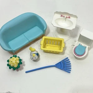 Lotto Vintage Fisher Price Loving Family Casa delle Bambole Divano Gatto Fioriera Rastrello Basco - Foto 1 di 18